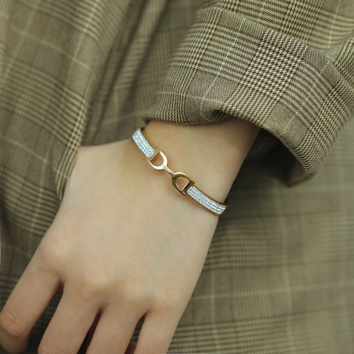 Japanese and Korean Temperament Versatile Letter D Titanium Steel Inlaid Diamond Bracelet Women's Jewelry Wholesale Gb972