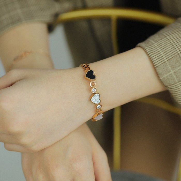 Japanese and Korean Bracelet Wholesale Classic Fashion Love Diamond Titanium Lady Bracelet Gb977