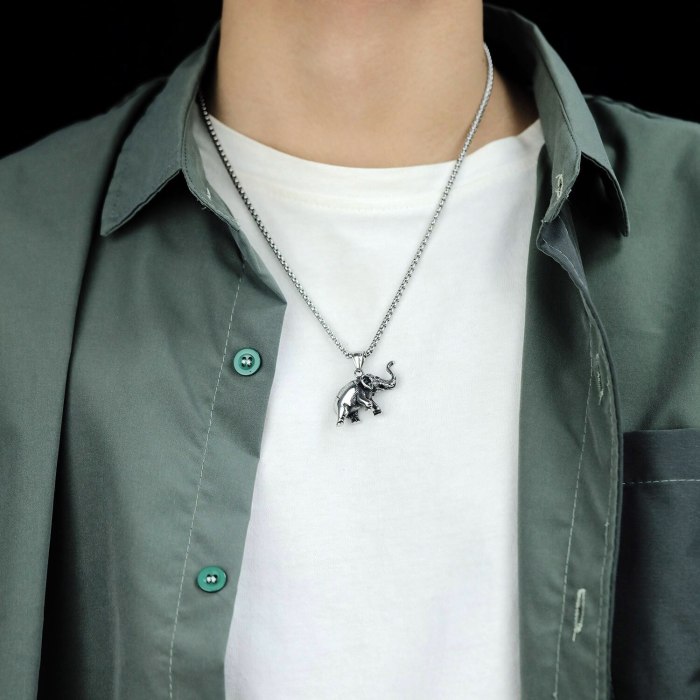 2020 Wholesale Europe and America Fashion Classic Elephant Pendant Men Titanium Necklace Accessories Gb1809