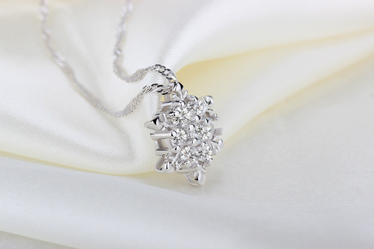 Korean style diamond pendant with crystal snowflakes
