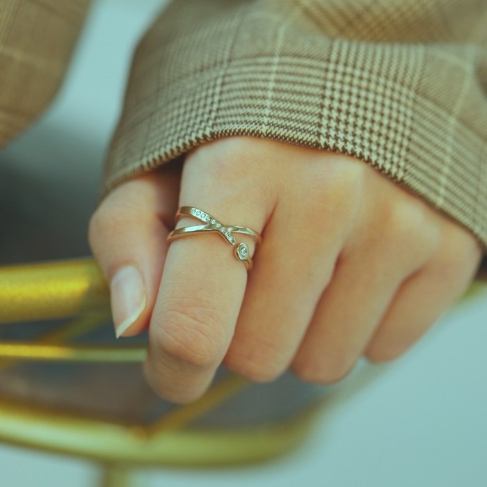 Korean Simple Cross Index Finger Titanium Steel Ring for Women's Fashion Versatile Rose Gold Plated Diamond Ring Gb696