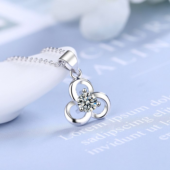 Diamond Necklace Japan and South Korea Simple Fashion Sweet Zircon Clover Element Girl Heart Clavicle Chain Pendant XzDZ533