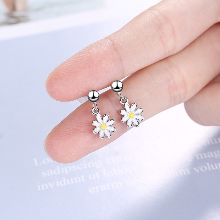 Korean Version of Summer Delicate Sunflower Small Daisy Earrings Sweet Small Short Female Earrings XzED897