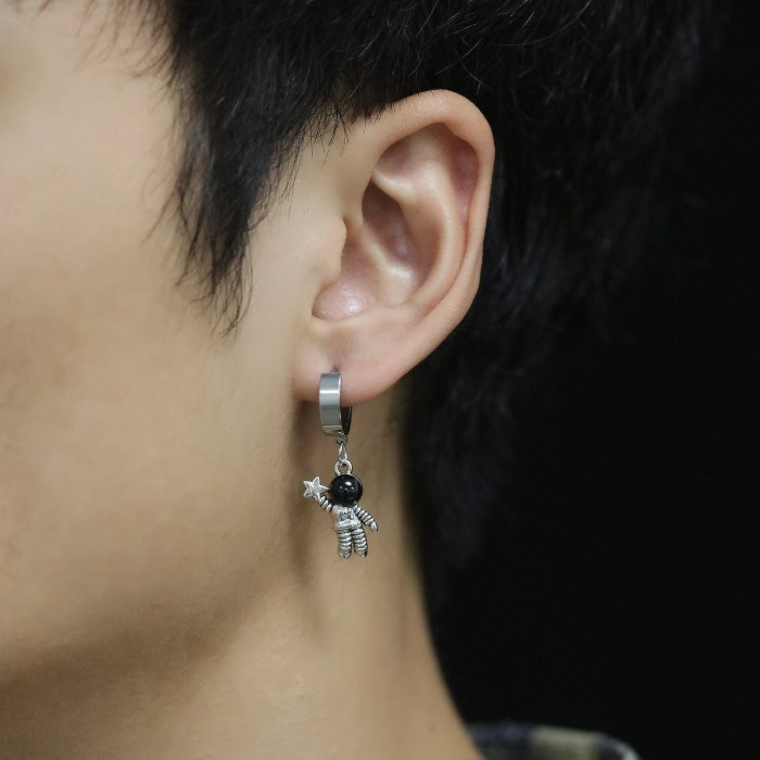 Korean Fashion Creative Alloy Astronaut Star-picking Astronaut Pendant Earrings Male Gb656