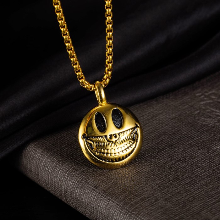 European and American Design Classic Trend Personality Smiley Skull Stainless Steel Necklace New Gb1945