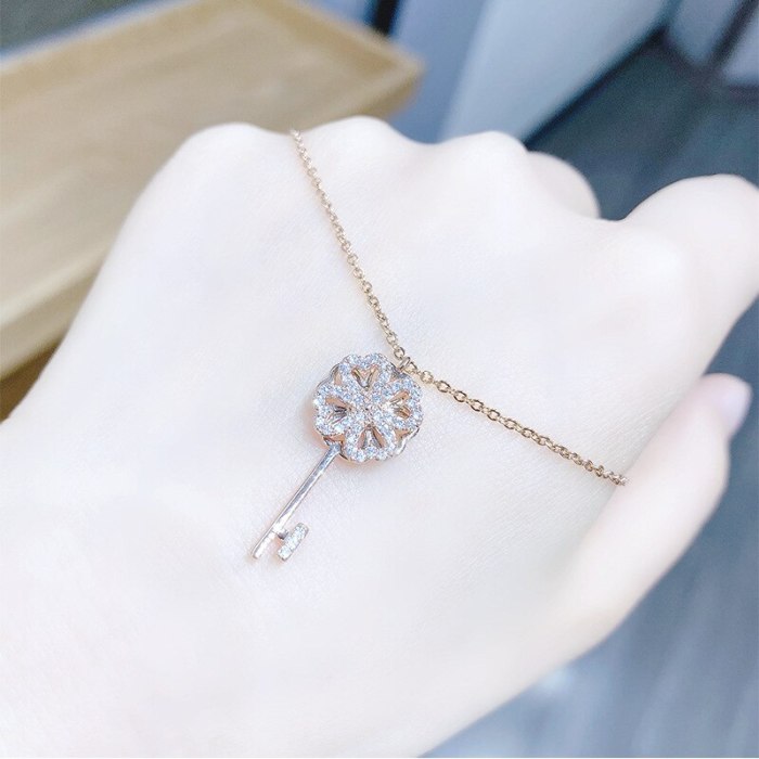 European Rotating Key Necklace Female Rose Gold Clavicle Chain Student Necklace Elegant Trendy Design Necklace Female Jewelry