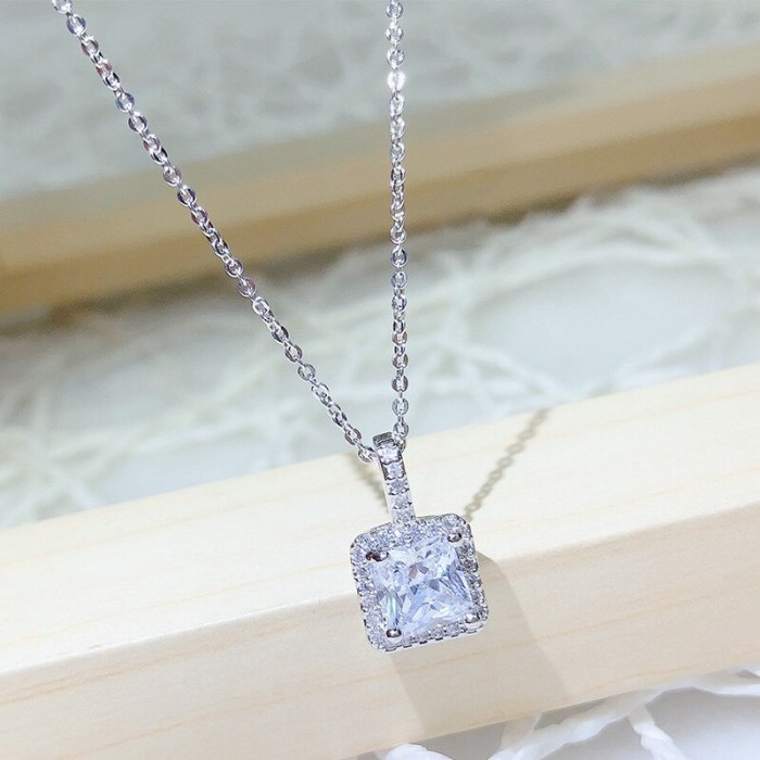 Korean Fashion Female Necklace Jewelry Joker Perfume Bottle Necklace Luxury Inlaid Zircon Clavicle Chain Pendant