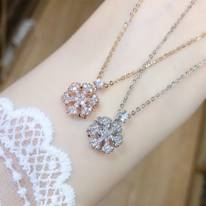 Korean Fashion Rotatable Snowflake Necklace Austrian Crystal Snowflake Pendant Female Clavicle Chain Necklace Wholesale