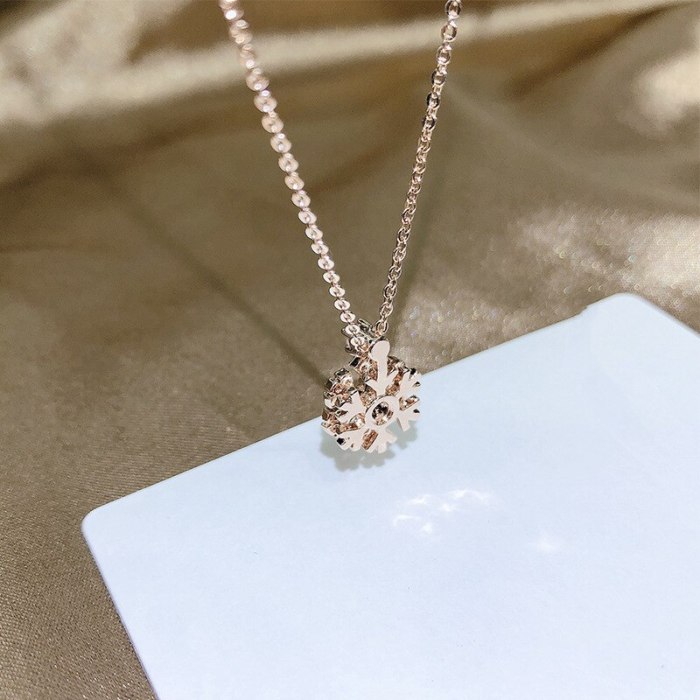 Korean Fashion Rotatable Snowflake Necklace Austrian Crystal Snowflake Pendant Female Clavicle Chain Necklace Wholesale