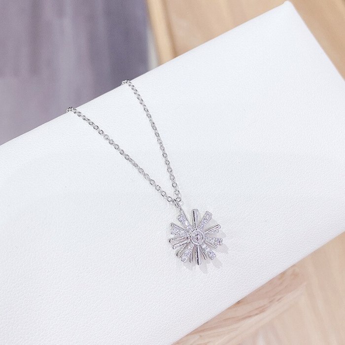 Korean Style Simple Elegant Fresh Windmill Clavicle Chain Necklace Snowflake Rotating Smart Necklace for Women