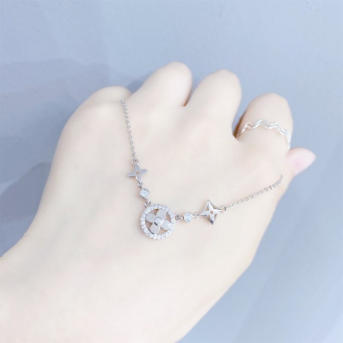 Japanese and Korean Fashion Elegant Zircon Clover round Necklace Women's Clavicle Chain Ornament Petal Necklace