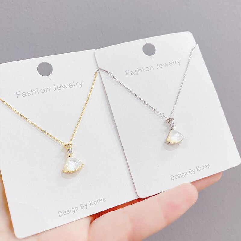 Small Skirt Necklace Women's Fashion Fan-Shaped Clavicle Chain Pendant White Shell Fan-Shaped Item Jewelry Wholesale