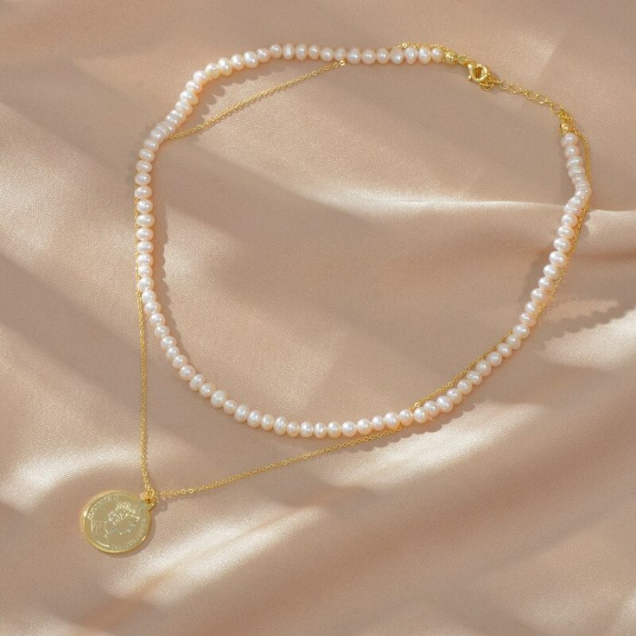Korean Style Avatar Necklace Female Personality round Coin Pendant Clavicle Chain Queen Letter Pearl Necklace