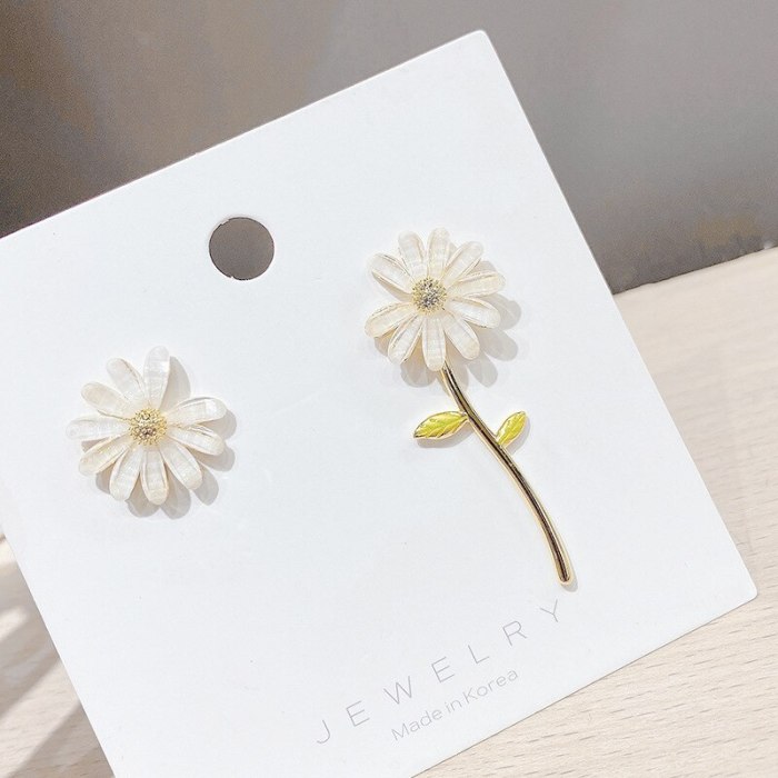 European and American Style 925 Silver Needle Daisy Stud Earrings Asymmetric Flower Earrings Three-Dimensional Flower Earrings