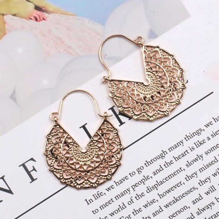 European and American Fashion Geometry Pattern Hollow Alloy Earring Temperament Golden Versatile Earrings Jewelry