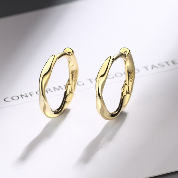 Korean Style Simple Small Twisted Wave Ear Clip Women's Elegant Glossy Ear Ring Earrings Xzeh638