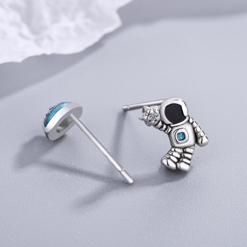Stud Earrings for Women Japanese and Korean Style Cute Black and Blue Personality Universe Astronaut Fun Earrings Xzed928