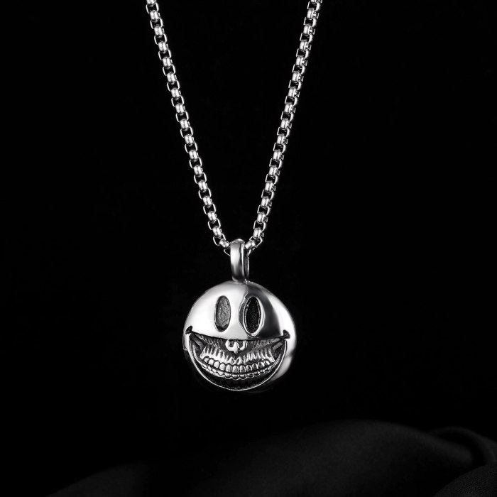 European and American Design Classic Fashion Necklace Personalized Smiley Skull Stainless Steel Necklace New Gb1945