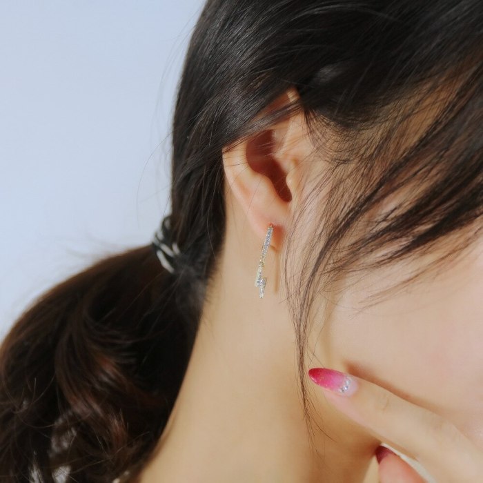 INS Simple Temperament Diamond Earrings Fashion Tassel Lightning Stud Earrings Gb754