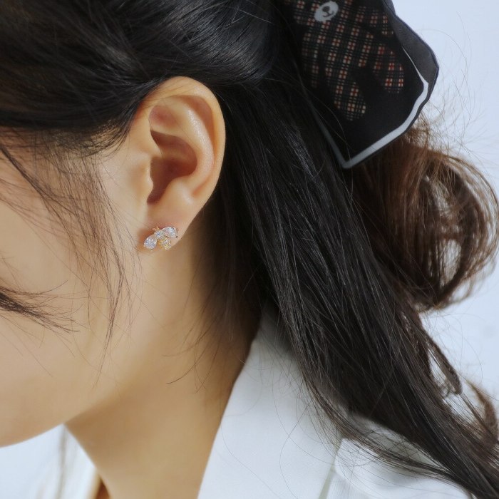 INS Fashion Elegant Bee Stud Earrings Socialite Earrings Simple Earrings for Girlfriend Gb748