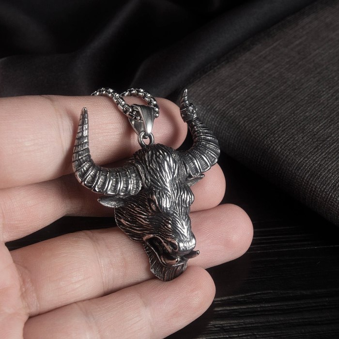 European And American Street Hip Hop Retro Simple Necklace Fashion Punk Men 'S Bull Head Pendant Stainless Steel Necklace Gb1949
