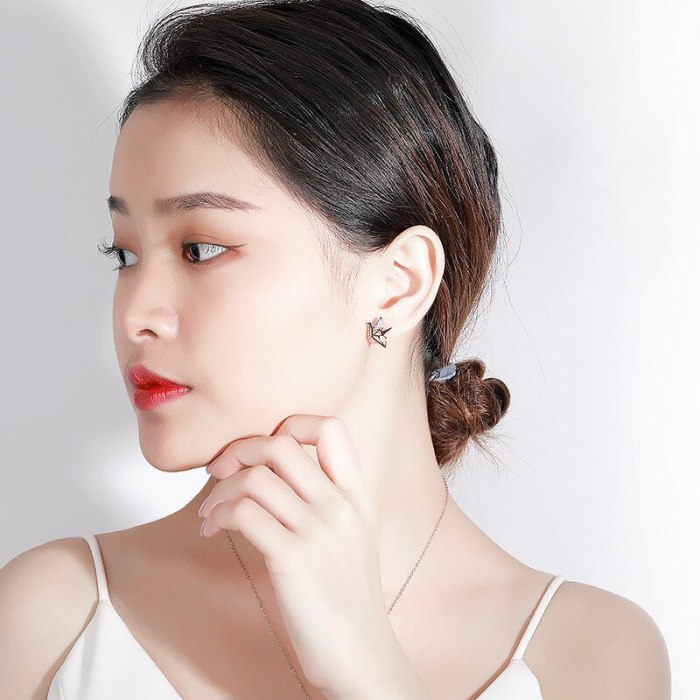 Paper Crane Earrings S925 Sterling Silver Temperamental Design Sense Hollow Ear Stud Fashion Simple Silver Jewelry E076E