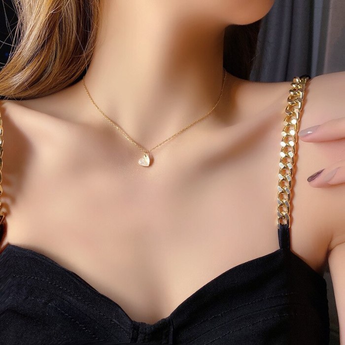 2021 Fairy Temperamental Love Pendant Titanium Steel Necklace for Women Fritillary Design Sense Fashion Trending Clavicle Chain