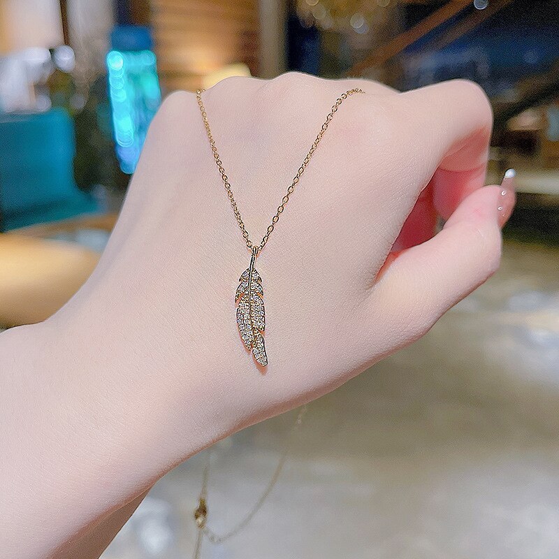 2021 New Feather Design Sense Finely Inlaid Pendant Titanium Steel Necklace Female Ins Graceful Online Influencer Clavicle Chain