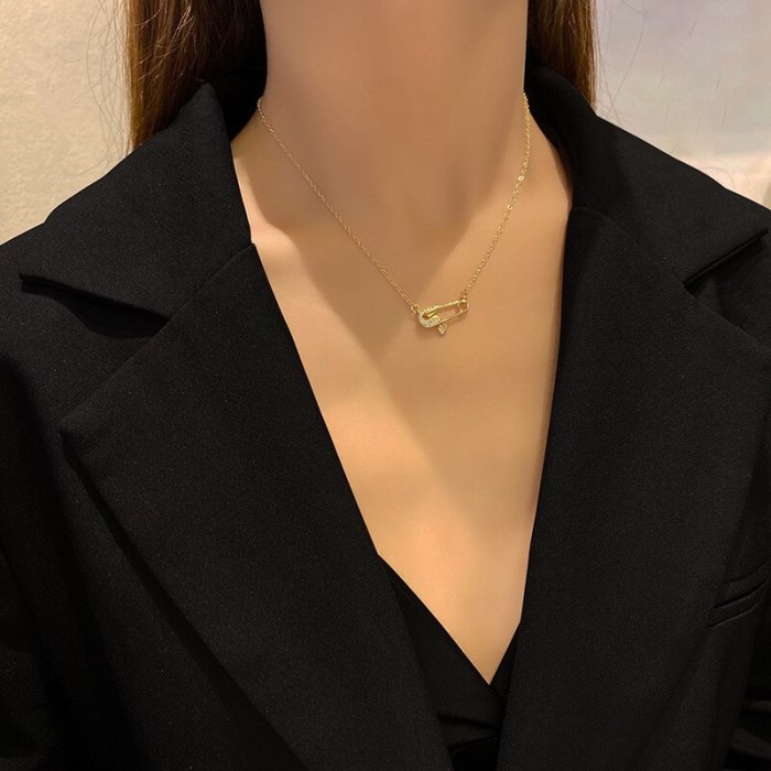 2021new Design Sense Micro Inlaid Zircon Pin Pendant Titanium Steel Necklace Female Simple Graceful Fashion Short Necklace