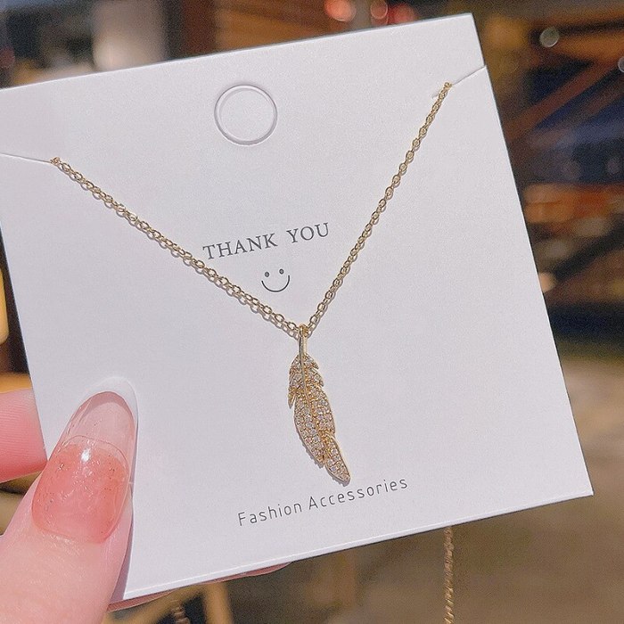 2021 New Feather Design Sense Finely Inlaid Pendant Titanium Steel Necklace Female Ins Graceful Online Influencer Clavicle Chain