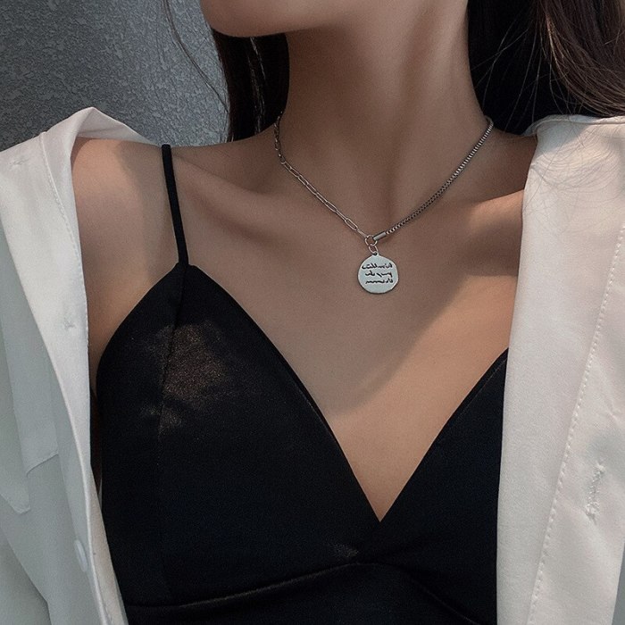 Round Plate Pendant Short Necklace Female Ins Trendy Dignified Sense of Design Student Hip Hop Cool Temperament Clavicle Chain