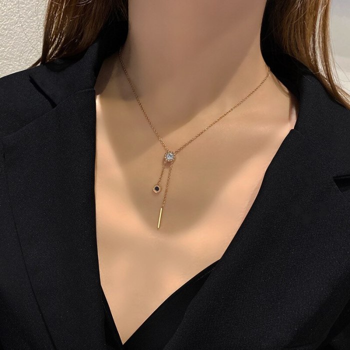 INS Popular Net Red Rose Gold Titanium Steel Necklace for Women Niche Design Simple Elegant High-Grade Clavicle Chain Wholesale