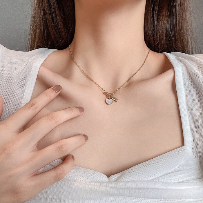 Exquisite Trendy Heart-Piercing Necklace Titanium Steel Simple Unique Design Heart-Shaped Short Clavicle Chain