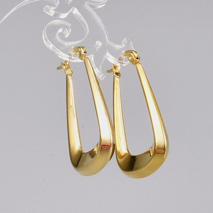 E25 Retro Fashionable Popular 18K Gold Titanium Steel Stud Earrings European and American Hollow Earrings
