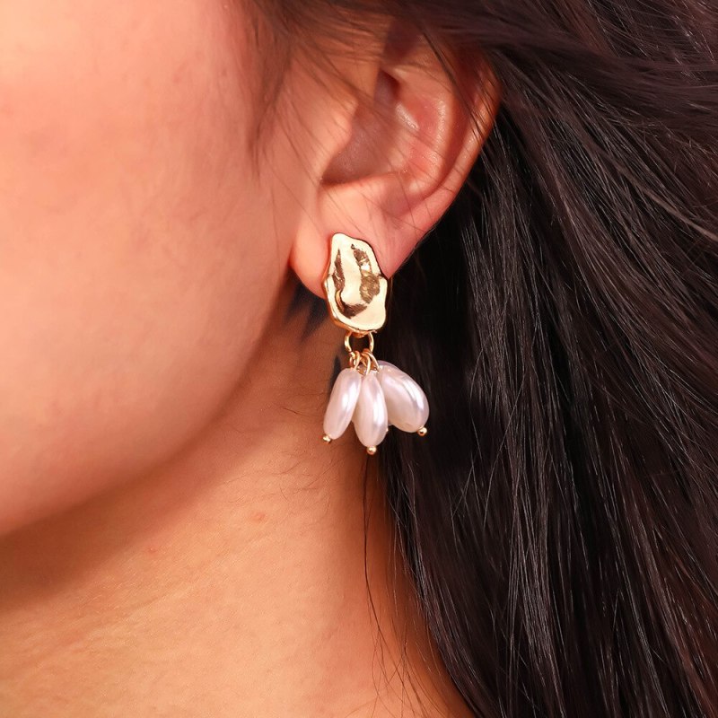 European and American Exaggerated Ornament Gold Shaped Ear Hook Imitation Shaped Pure White Pearl Earrings