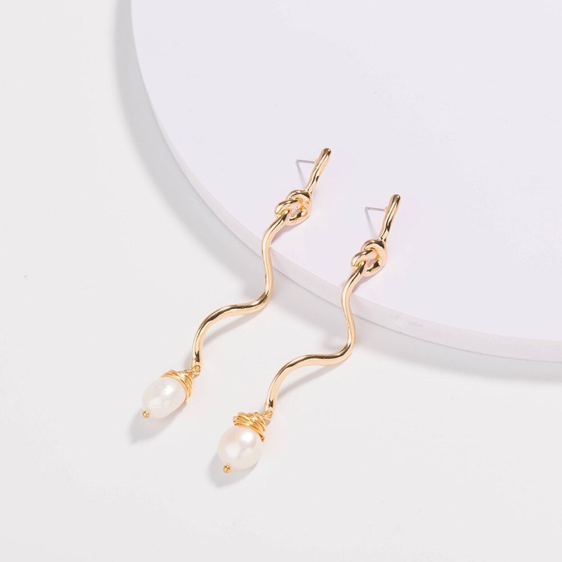 European and American New Earrings Natural Freshwater Jewelry Simple Fashion Versatile Shaped Gold Earrings