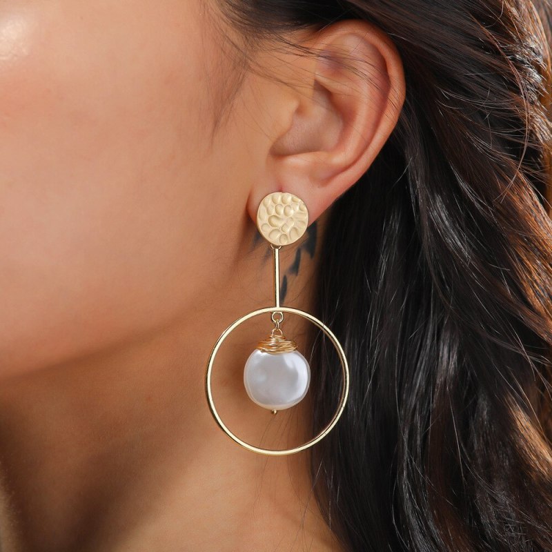European and American Style Metal Shaped Earrings Fashionable Imitation Natural Pure White Flat Pearl and Hoop Earrings