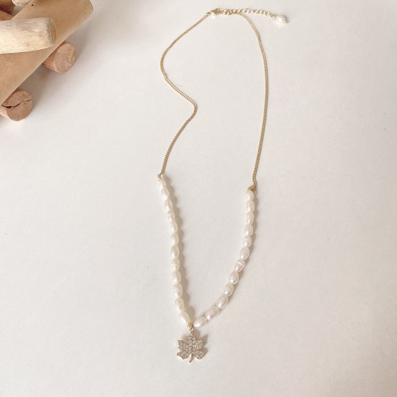 Design Zircon Maple Leaf Necklace Vintage Elegant Stitching Freshwater Short Pearl Necklace Baroque Necklace