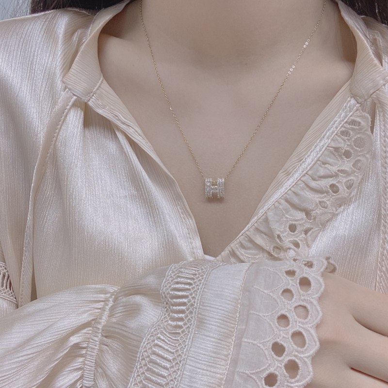 Graceful Online Influencer Hot Sale Chain Zircon Inlaid Creative Letters Clavicle Chain Light Luxury Socialite Style Necklace