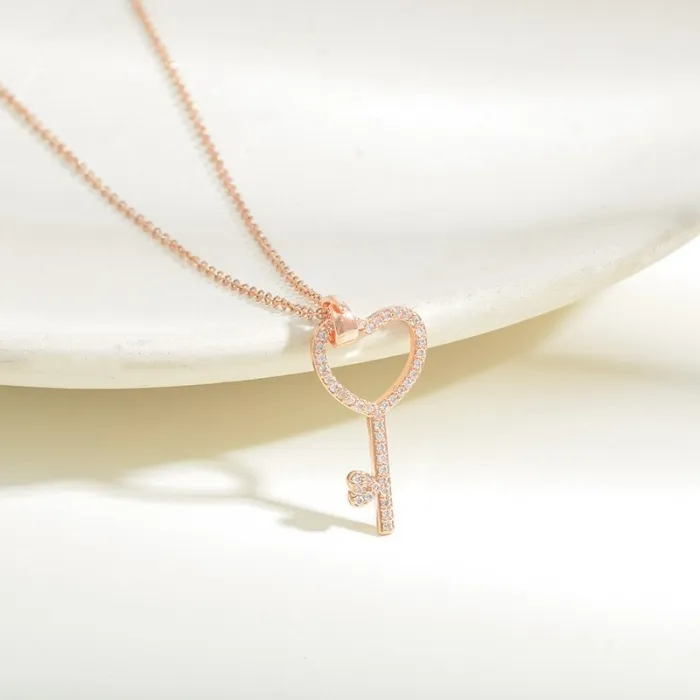 Summer New Micro-Inlaid Diamond Key Pendant Necklace Niche Design Design Clavicle Chain All-Match Jewelry