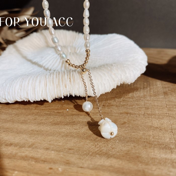Elegant Lady Freshwater Pearl Necklace for Women Niche Design Flower Pendant Trendy Vintage Clavicle Chain