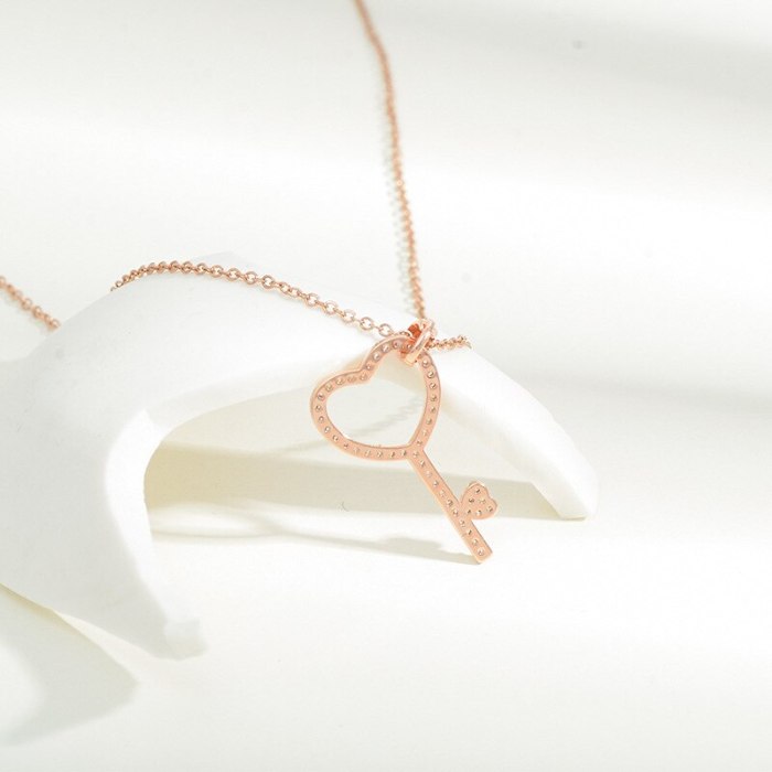 Summer New Micro-Inlaid Diamond Key Pendant Necklace Niche Design Design Clavicle Chain All-Match Jewelry