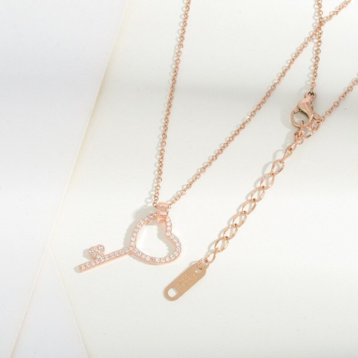 Summer New Micro-Inlaid Diamond Key Pendant Necklace Niche Design Design Clavicle Chain All-Match Jewelry