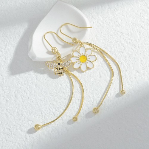 Sterling Silver Needle Freshess Earrings Bee Little Daisy Tassel Stud Earrings for Women New Asymmetric Earrings Jewelry
