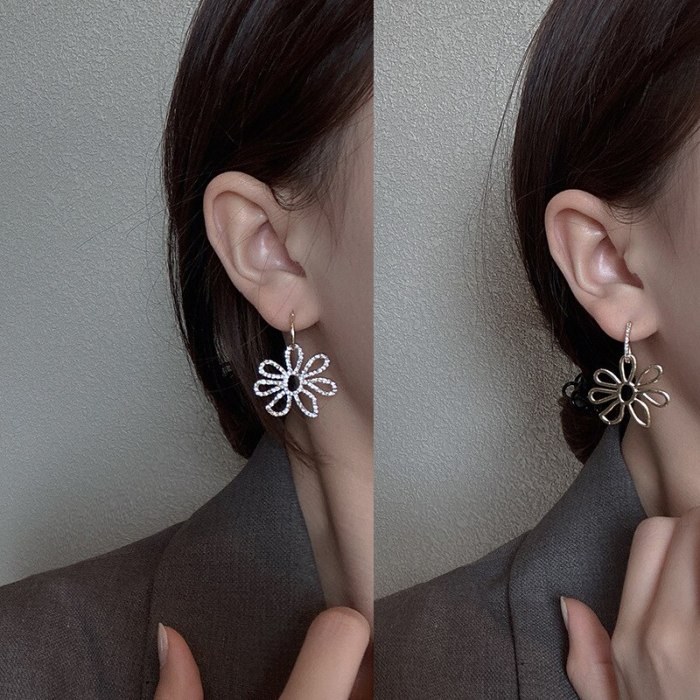 Wholesale 925 Silver Needle Small Daisy Earrings Jeweled  Stud Earrings Asymmetric  Earrings Dropshipping Jewelry Fashion