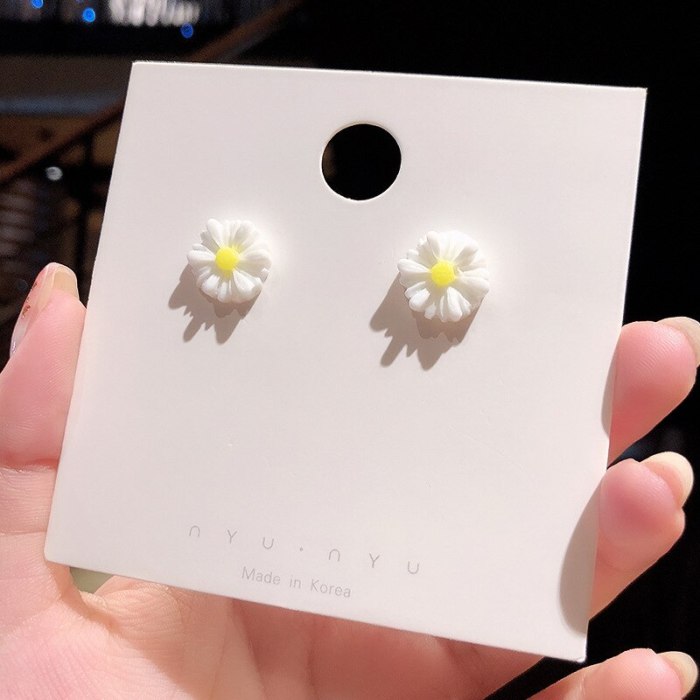 Wholesale New Daisy Stud Earrings Sterling Silver Pin Flower Earrings for Women Jewelry Gift