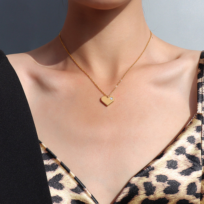 2022 New Fashion Women Temperament Heart Pendant Necklace Women Titanium Steel Zircon Inlaid Heart Shaped Necklace p944