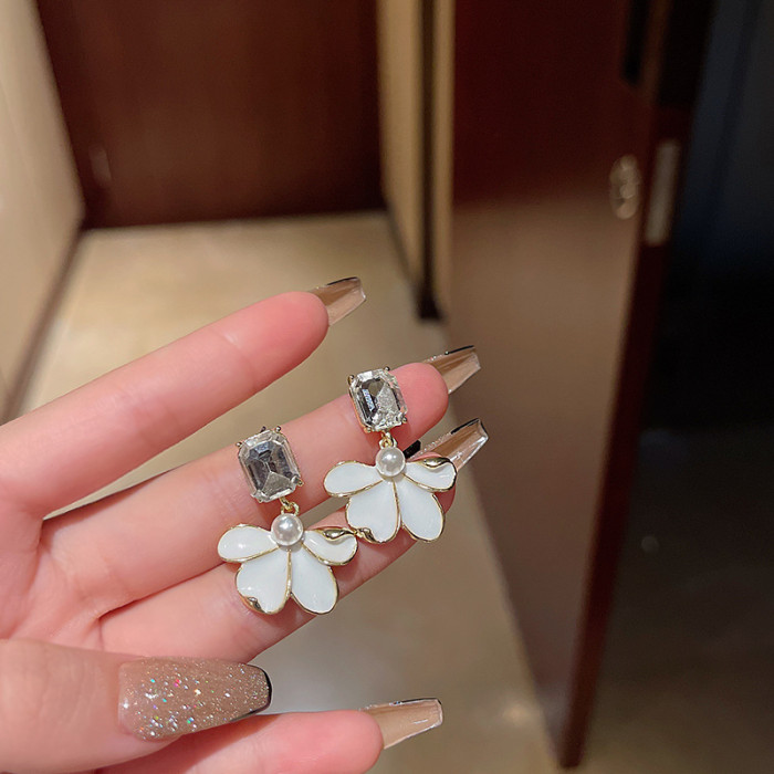 Cute White Petal Leaf Pendant Earrings for Women Gold Plated Square Zircon Stud Earrings Vintage Earrings Jewelry