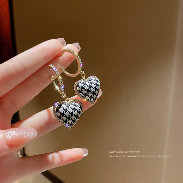 Fashion Enamel Glaze Black White Grid Heart Pendant Earrings For Women Simple Elegant Board Drop Earrings Party Jewelry