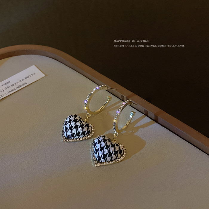Fashion Enamel Glaze Black White Grid Heart Pendant Earrings For Women Simple Elegant Board Drop Earrings Party Jewelry